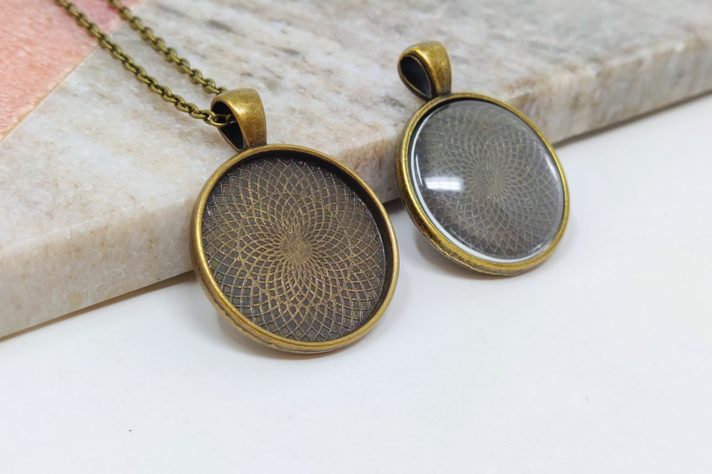 Create Handmade Jewelry with our pendant setting. This 25mm round bezel pendant jewelry settings are suitable for jewelry making and other DIY crafts. You can use these pendant tray kits to make your own photo jewelry, pendant necklaces, earrings.