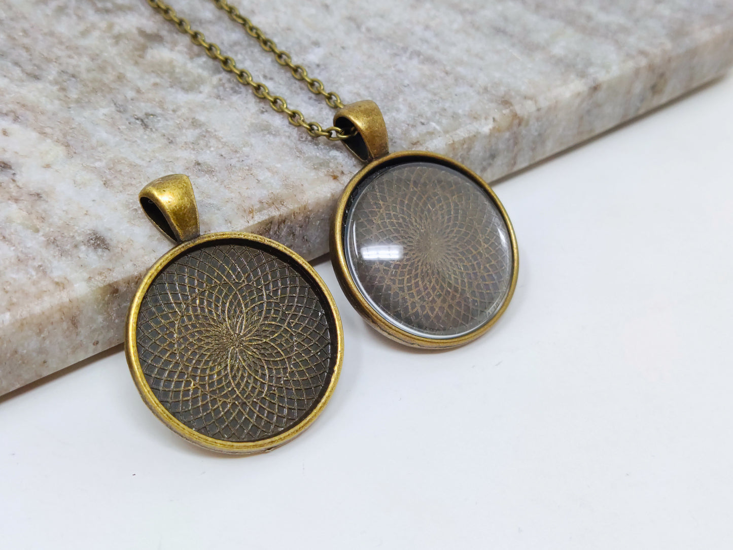 Create Handmade Jewelry with our pendant setting. This 25mm round bezel pendant jewelry settings are suitable for jewelry making and other DIY crafts. You can use these pendant tray kits to make your own photo jewelry, pendant necklaces, earrings.
